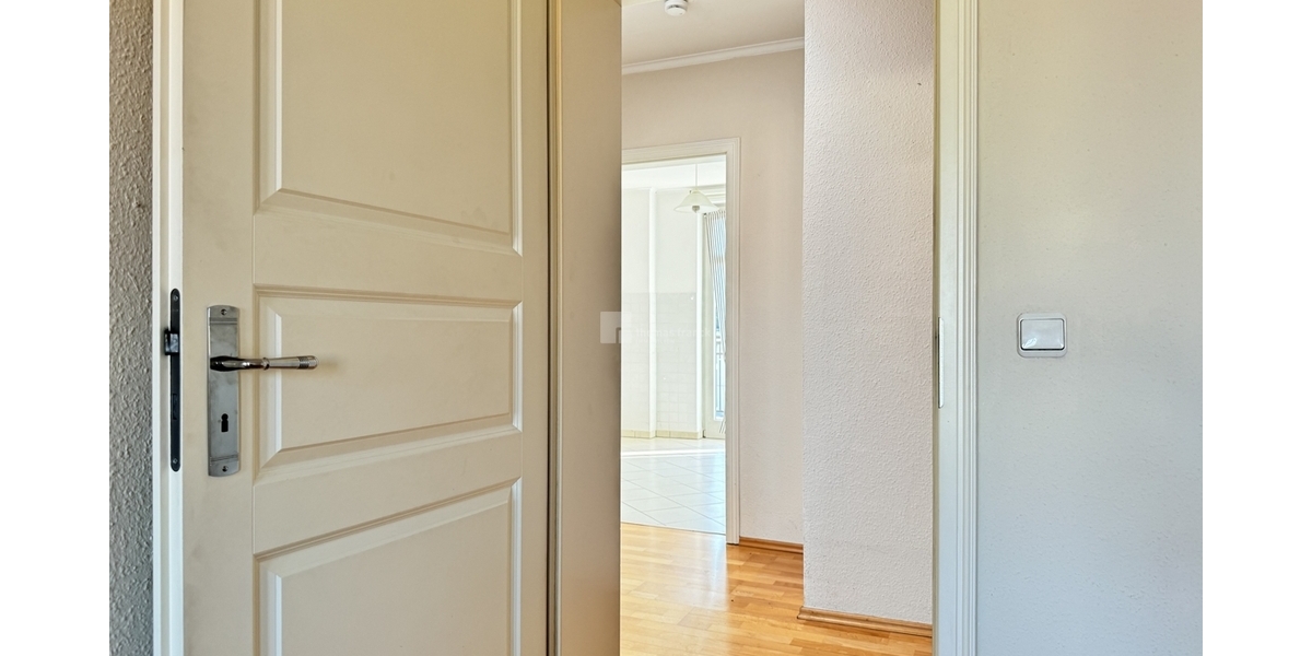 Aus dem kleinen Zimmer in den Flur sehend