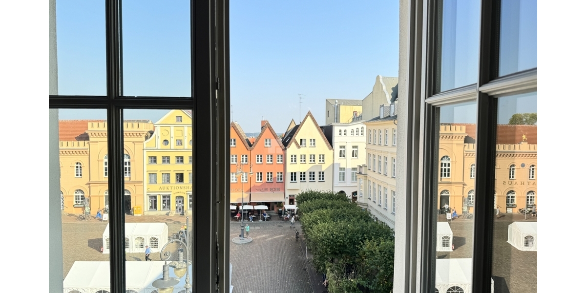 Aus dem Zimmer auf den Markrplatz sehend