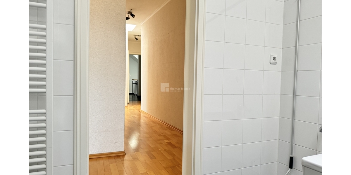 Aus dem Badezimmer zum Flur sehend
