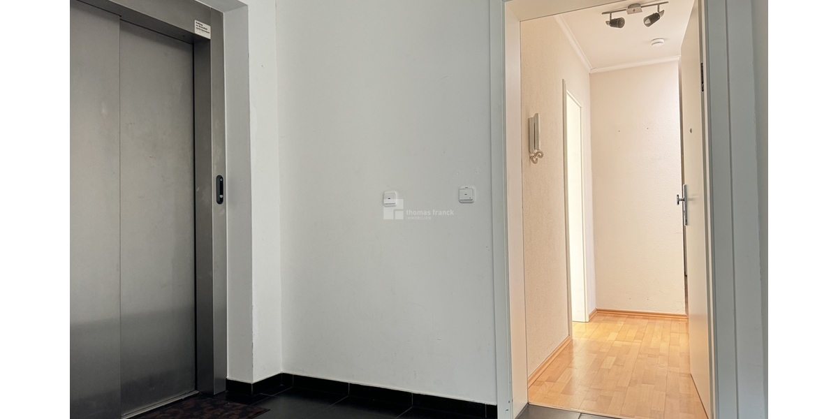 Im Treppenhaus mit fahrstuhl