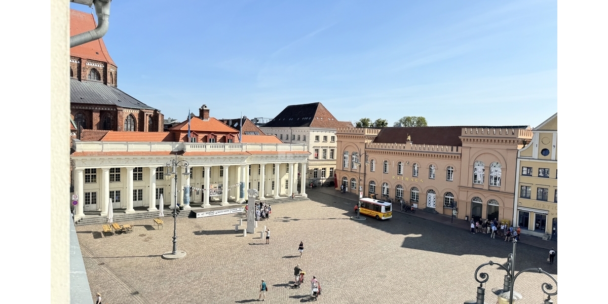 Auf den Marktplatz sehend