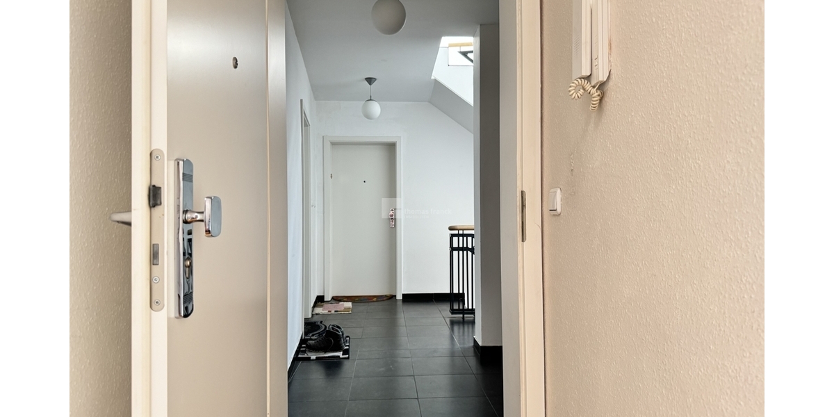 Aus der Wohnungstür in das Treppenhaus sehend